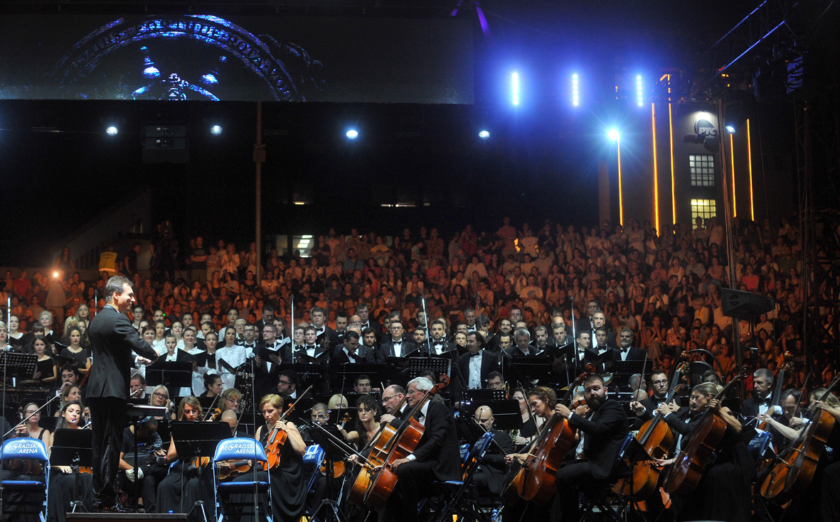 КАРМИНА БУРАНА ПОД ВЕДРИМ НЕБОМ БЕОГРАДА: 20.000 љубитеља музике овацијама частило Симфонијски оркестар и хор РТС-а (ФОТО /ВИДЕО)